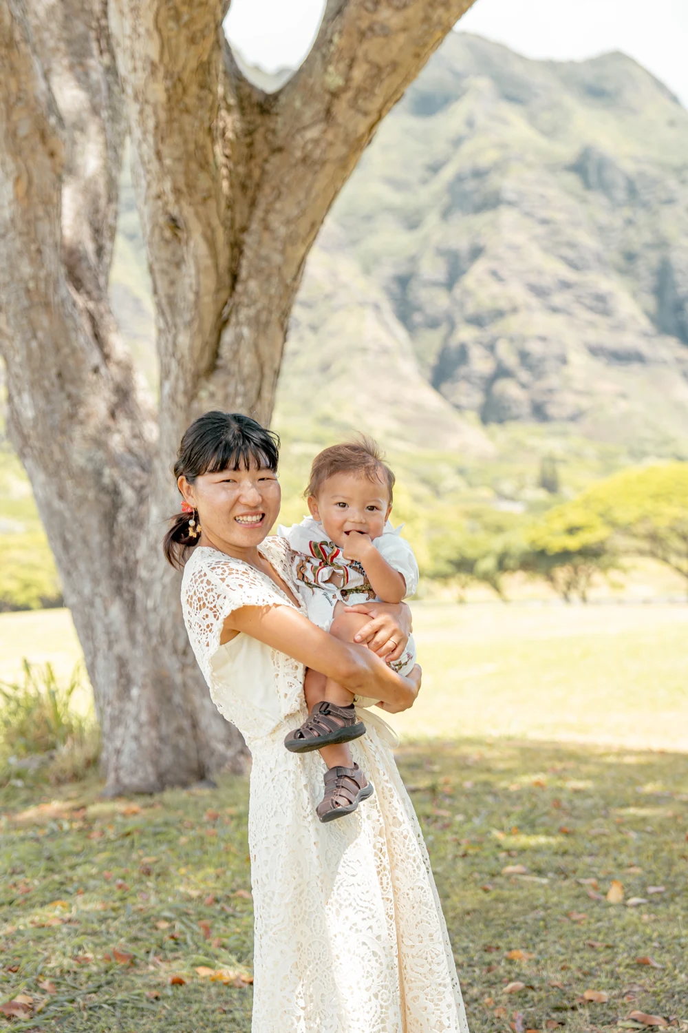 木陰で息子と過ごすEMMA